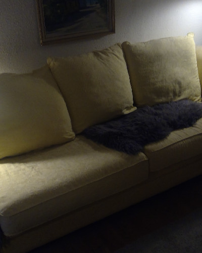 Gul stofsofa med brokadestof