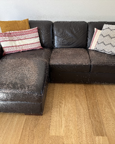 Brun læder loungesofa med chaiselong + 4 pude