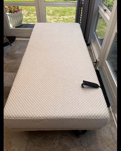 Tempur elevationsseng i fin stand